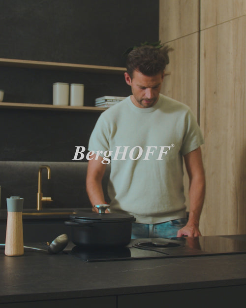 De video begint met een overzicht van een man die in een moderne, donkere keuken met kookpotten en pannen van BergHOFF staat. Hij pakt een grillpan op van de inductiekookplaat en plaatst die in de oven. Daarna wordt een close-up van de afneembare handgreep getoond, waarna er een overzicht wordt gegeven van de Red Dot Award die de producten hebben gewonnen. De video eindigt met het BergHOFF-logo dat in beeld komt.